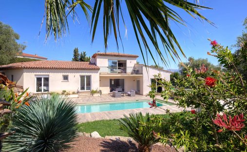 Villa in Sud, Roquefort-les-Pins, France 1