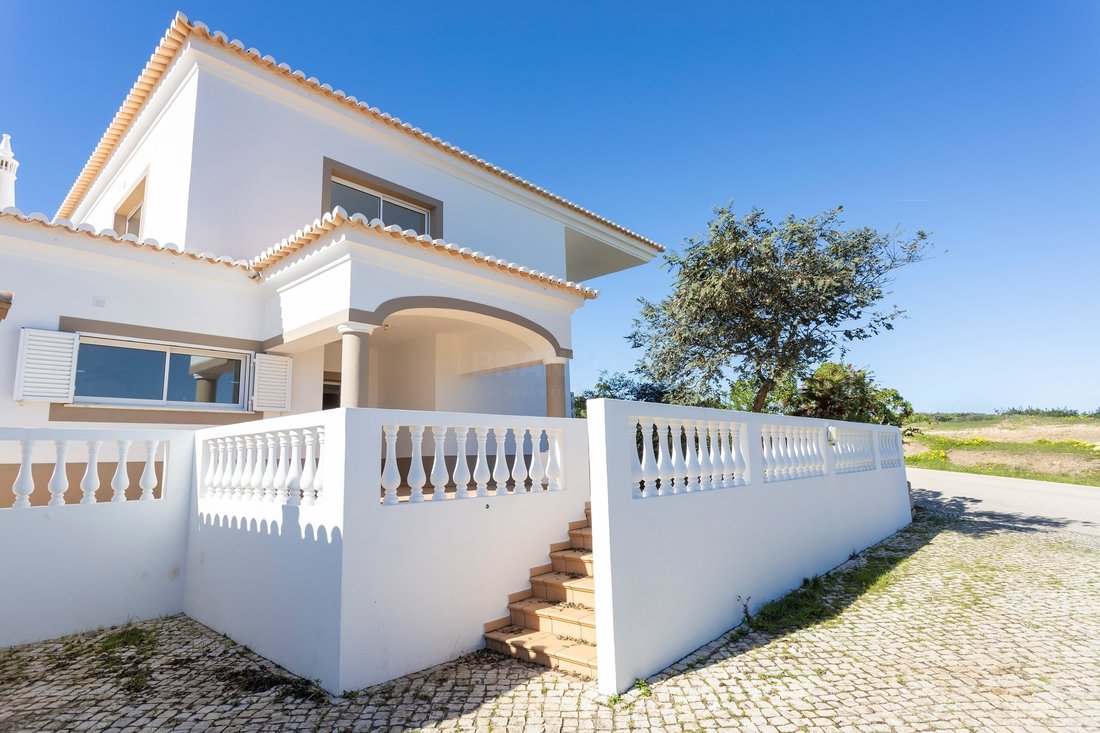 Villa in Vila do Bispo e Raposeira, Algarve, Portugal 1 - 17083929