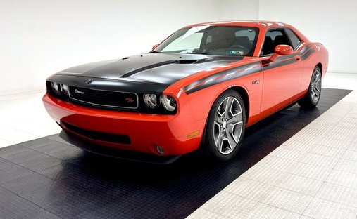 36 093 Miles/5.7L Hemi V8/TR6060 Manual/Wrapped Hood/Pistol Grip/Retro Muscle in Morgantown, United States 1