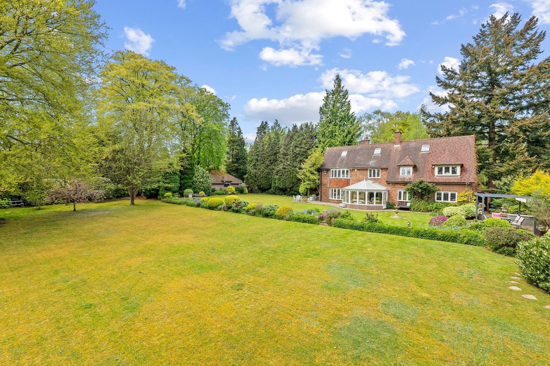House in Woodcote Green, London Borough of Croydon, England 1 - 17902041
