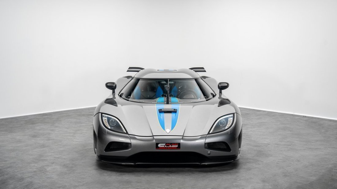 Roadster in Dubai, United Arab Emirates 3 - 17902224