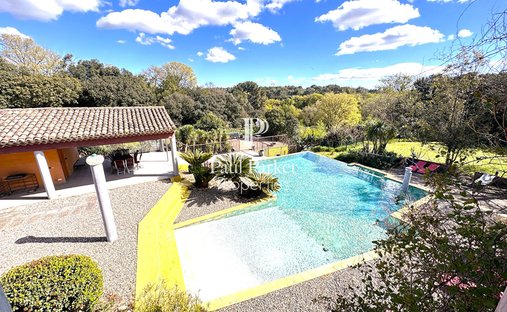 Villa in Grans, Provence-Alpes-Côte d'Azur, France 1