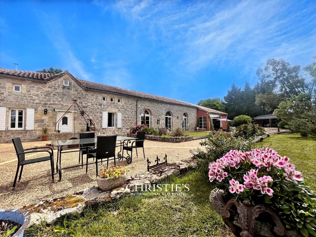 Estate in Prayssas, Nouvelle-Aquitaine, France 1 - 17902636