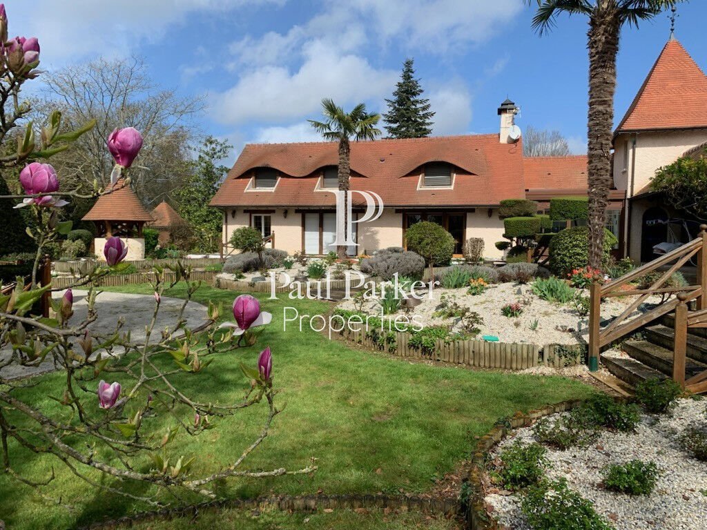 Villa in Montbizot, Pays de la Loire, France 1 - 17902305