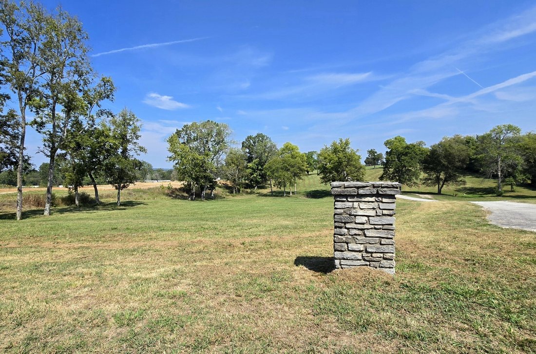 Land in Columbia, Tennessee, United States 2 - 17903053