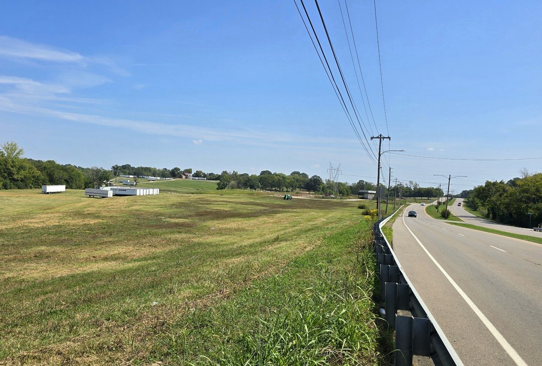 Land in Columbia, Tennessee, United States 2 - 17903048