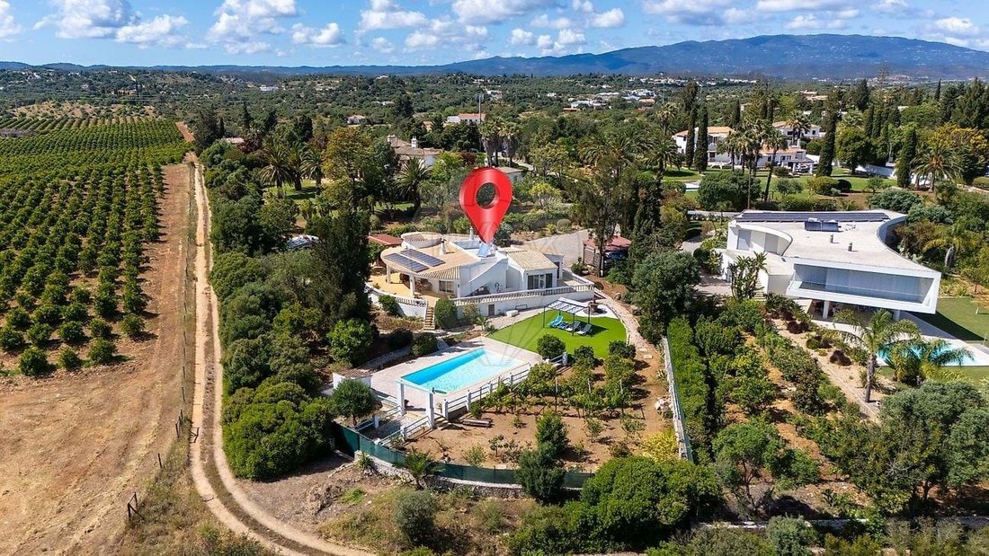 Villa in Mexilhoeira Grande, Algarve, Portugal 1 - 17903424