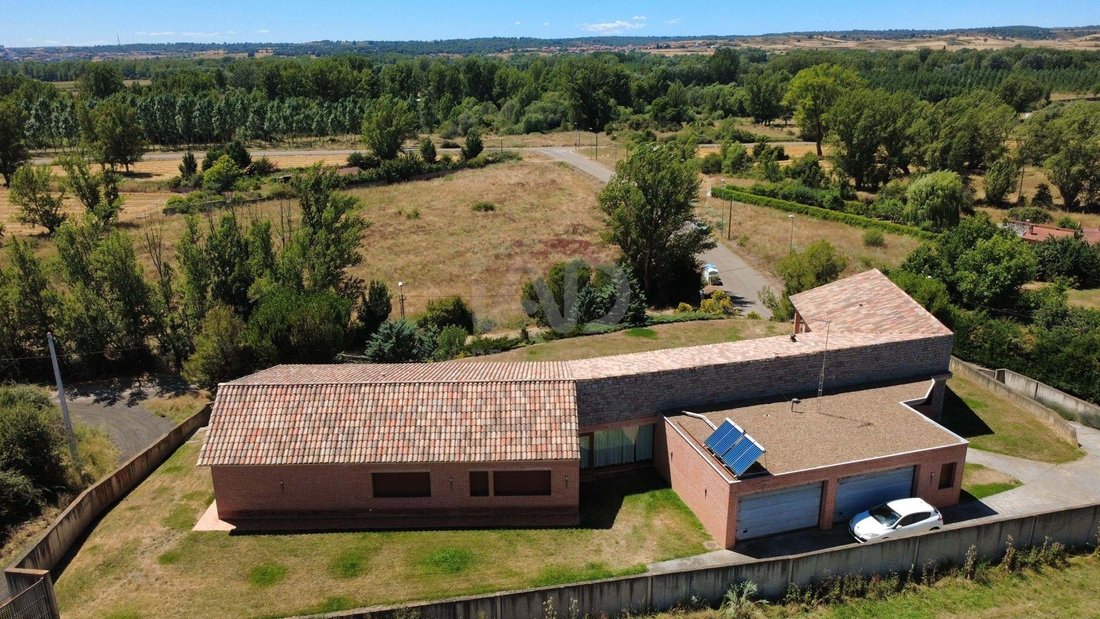 Chalet in Villaquilambre, Castile and Leon, Spain 2 - 17903479