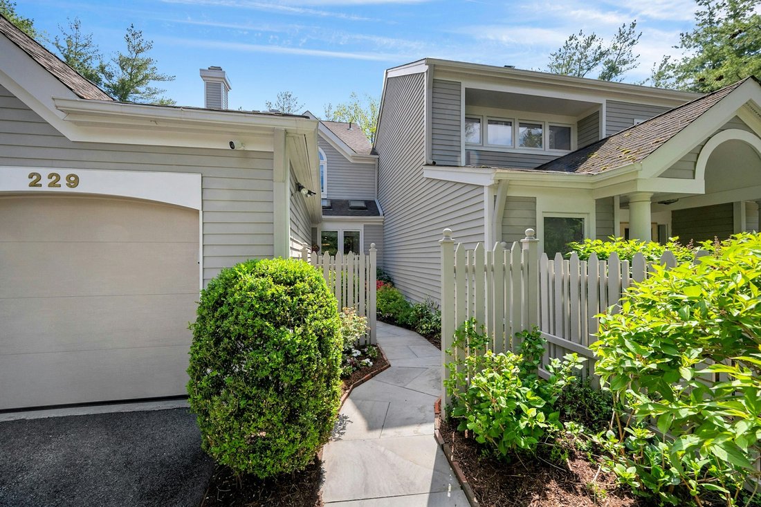 Scarsdale, New York, United States 1 - 17903528