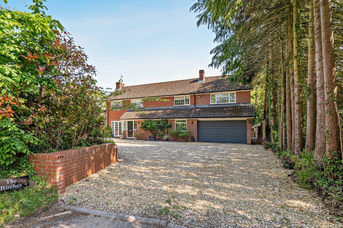 House in Upper Basildon, England 1 - 17905176