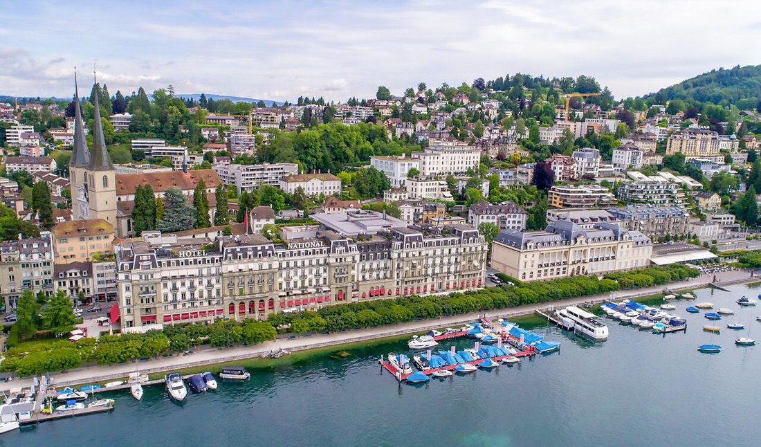 Exclusive City Flat With Serene Lakeside Access