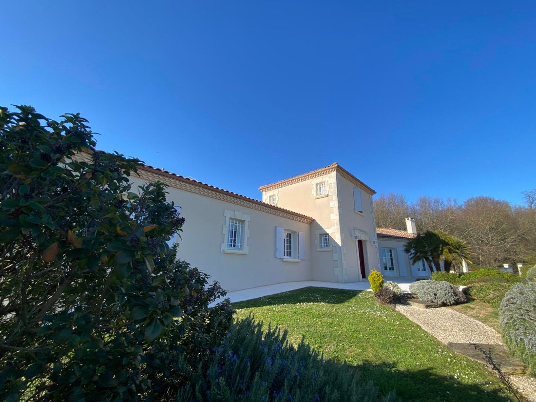 House in Reignac, Nouvelle-Aquitaine, France 1 - 17907101