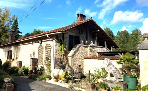 House in Chasseneuil-sur-Bonnieure, Nouvelle-Aquitaine, France 1