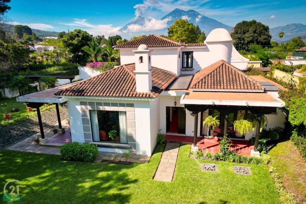 Live Surrounded by Nature: Spacious Residence Just Minutes from Antigua