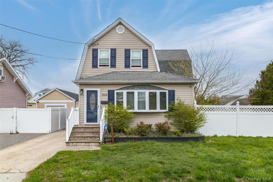 House in Lindenhurst, New York, United States 1 - 17906864