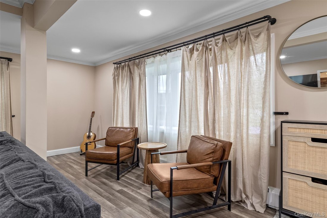 House in Lindenhurst, New York, United States 3 - 17906864