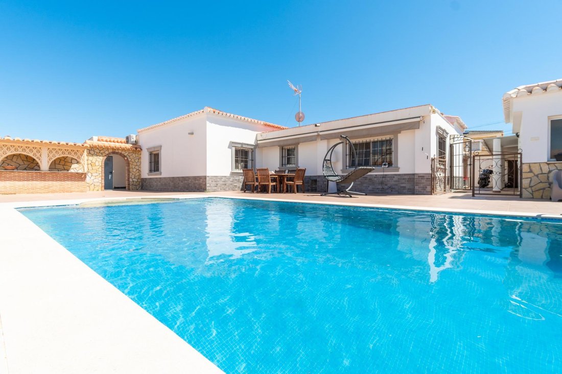 Villa in Torrevieja, Valencian Community, Spain 3 - 17911094