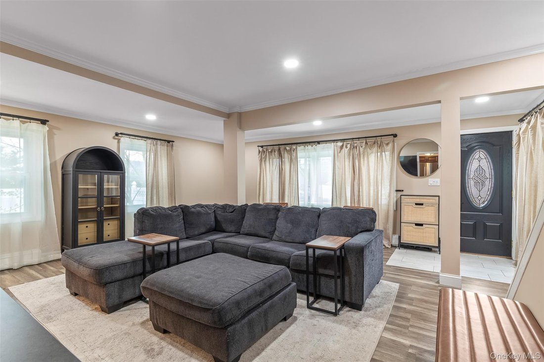 House in Lindenhurst, New York, United States 5 - 17906864