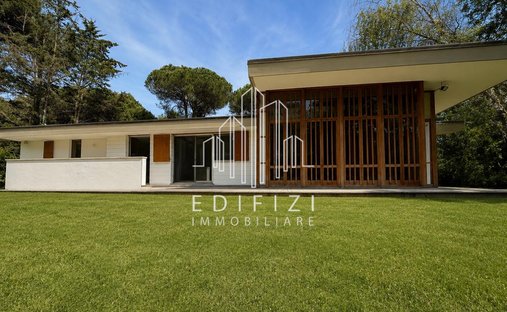 Villa in Ronchi, Massa, Italy 1