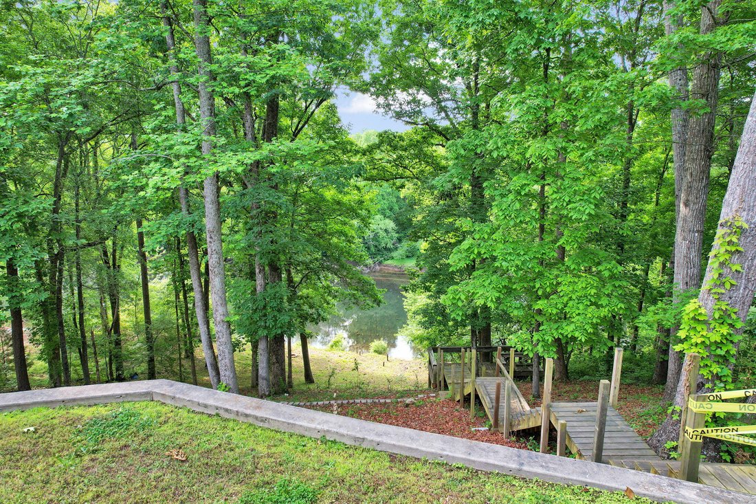 Benton, Tennessee, United States 5 - 17682356