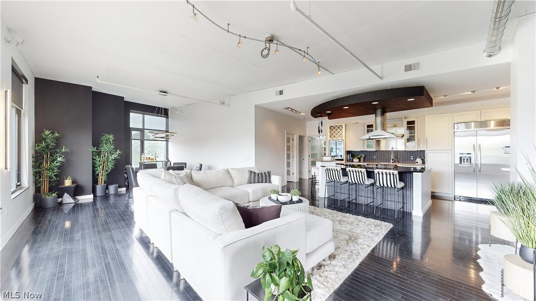 Condo in Akron, Ohio, United States 2 - 17909202