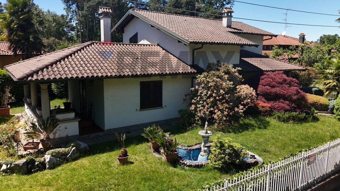 Villa in Carnago, Lombardy, Italy 1 - 17911902