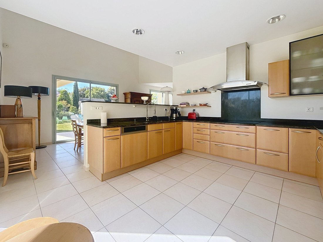 House in La Roque-sur-Pernes, Provence-Alpes-Côte d'Azur, France 3 - 17912433