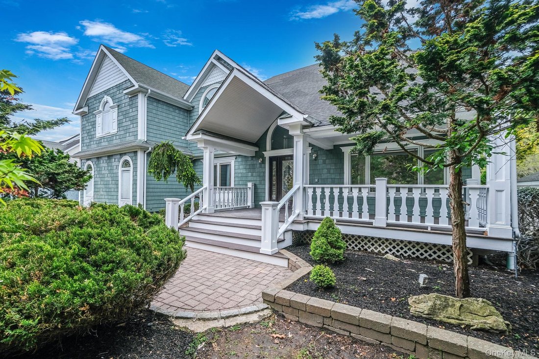 House in Center Moriches, New York, United States 1 - 17905369