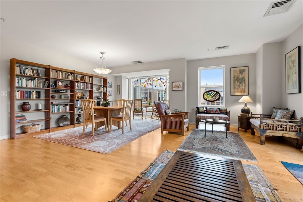 Condo in Milton, Massachusetts, United States 5 - 17906325