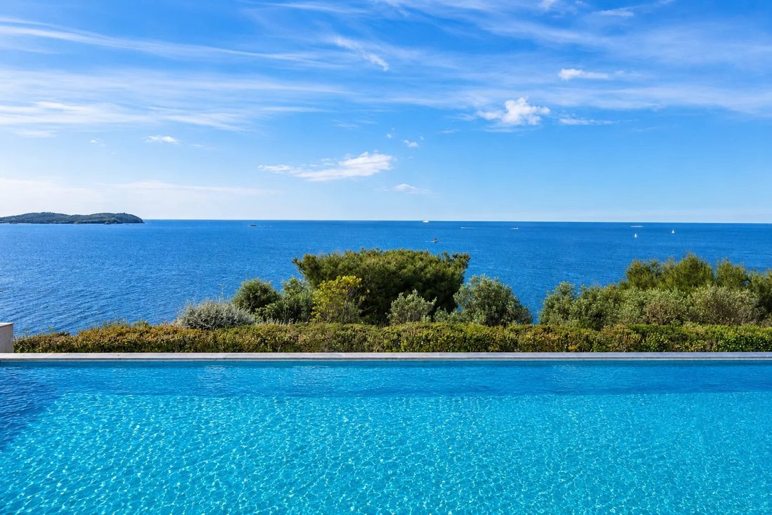 Estate in Carqueiranne, Provence-Alpes-Côte d'Azur, France 2 - 17782683