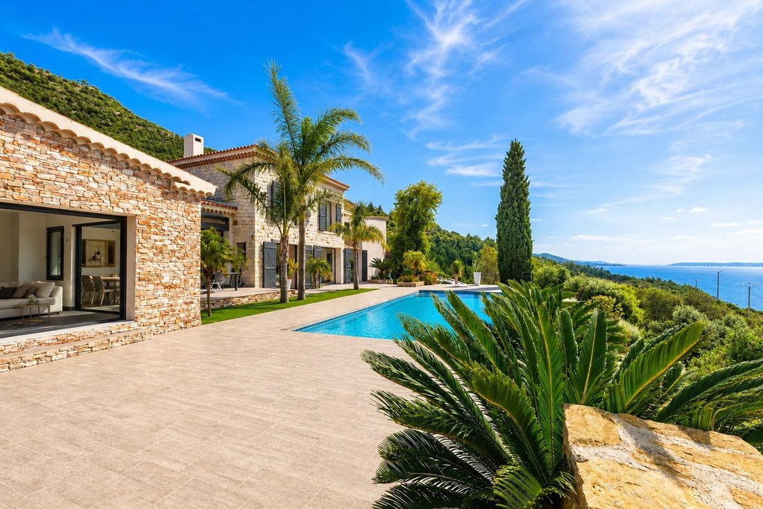 Estate in Carqueiranne, Provence-Alpes-Côte d'Azur, France 4 - 17782683