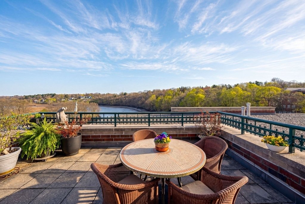 Condo in Milton, Massachusetts, United States 1 - 17906325