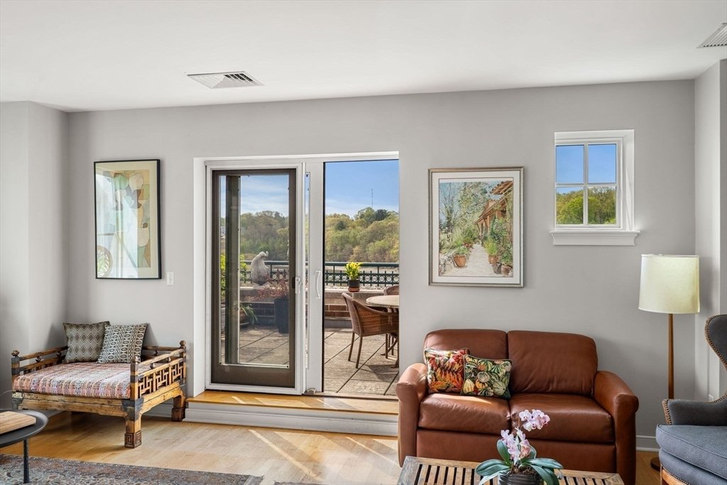 Condo in Milton, Massachusetts, United States 4 - 17906325