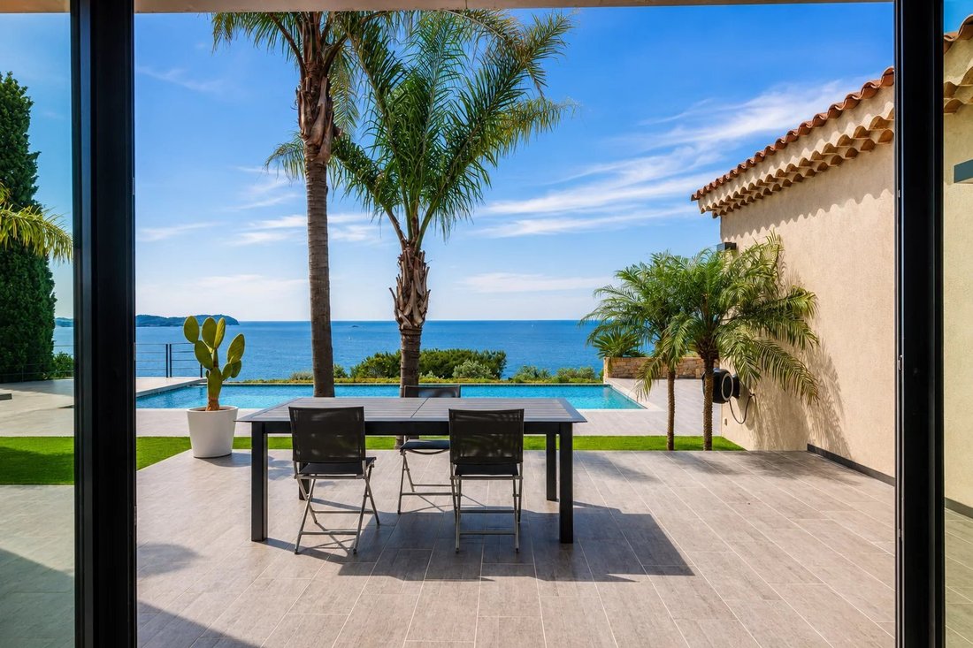 Estate in Carqueiranne, Provence-Alpes-Côte d'Azur, France 3 - 17782683