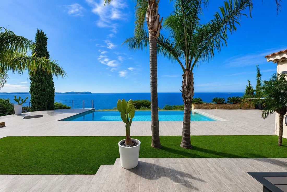 Estate in Carqueiranne, Provence-Alpes-Côte d'Azur, France 1 - 17782683