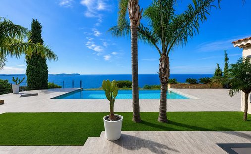 Estate in Carqueiranne, Provence-Alpes-Côte d'Azur, France 1