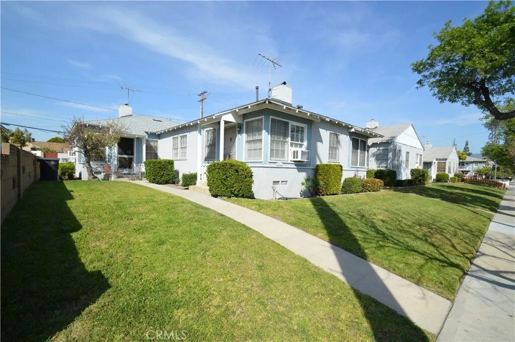 Burbank, California, United States 1 - 17606834