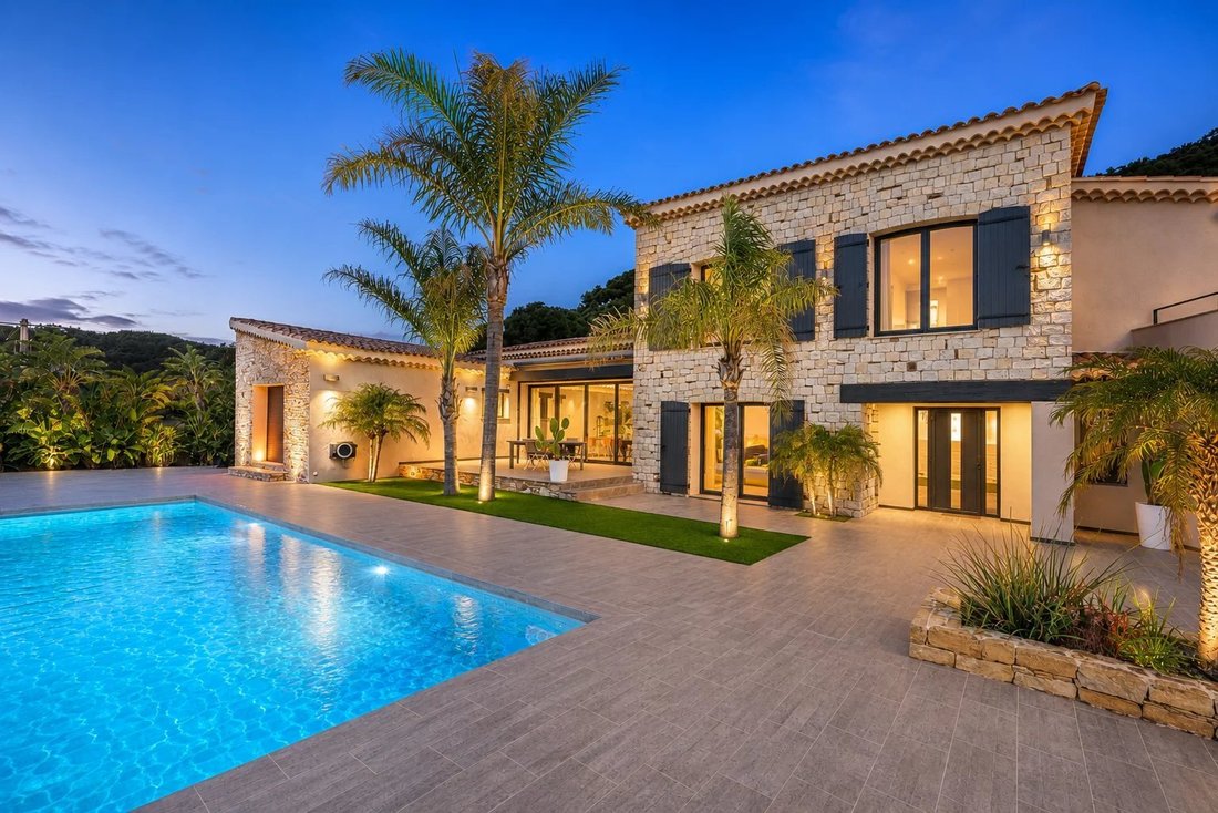 Estate in Carqueiranne, Provence-Alpes-Côte d'Azur, France 5 - 17782683