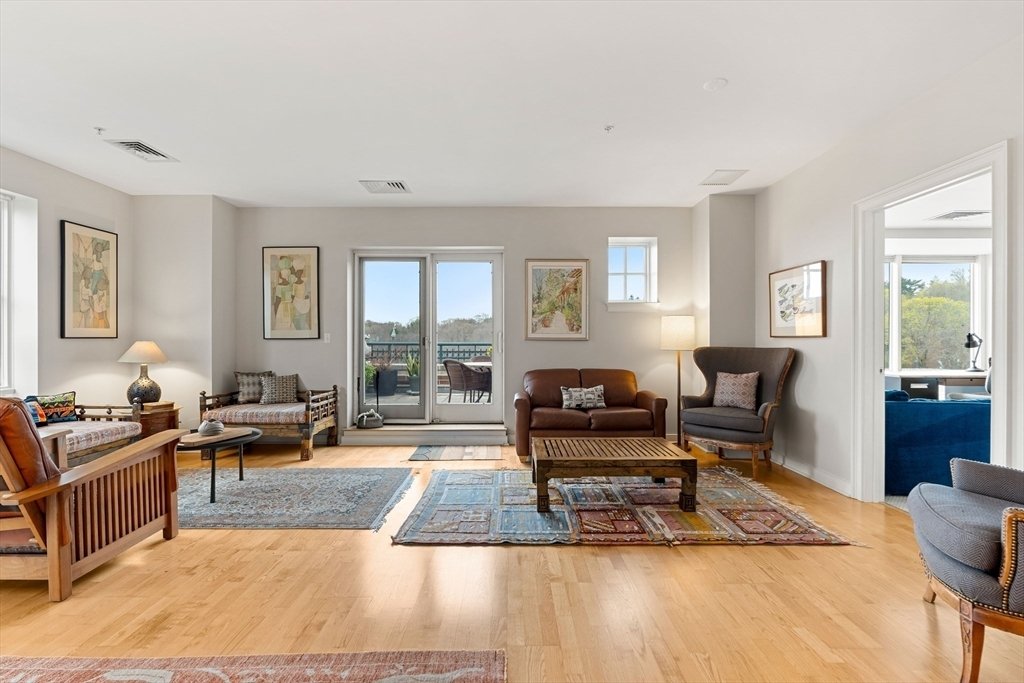 Condo in Milton, Massachusetts, United States 2 - 17906325
