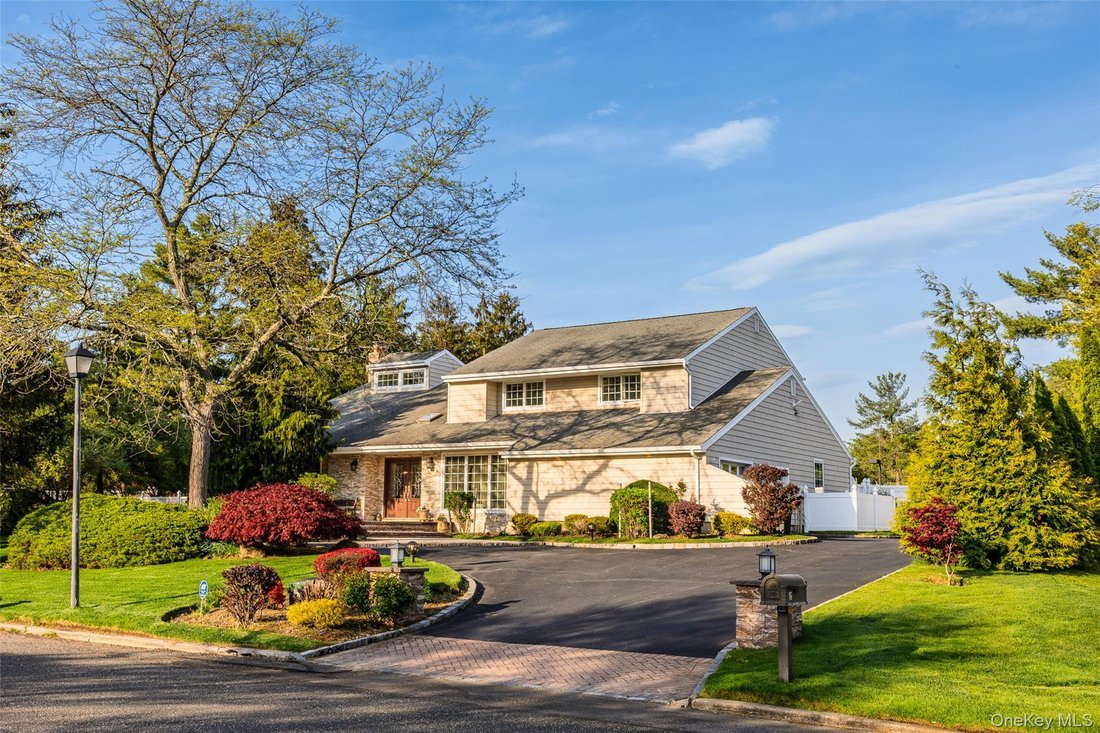 House in Melville, New York, United States 1 - 17913373