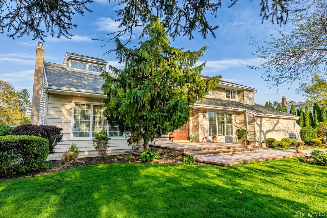 House in Melville, New York, United States 2 - 17913373
