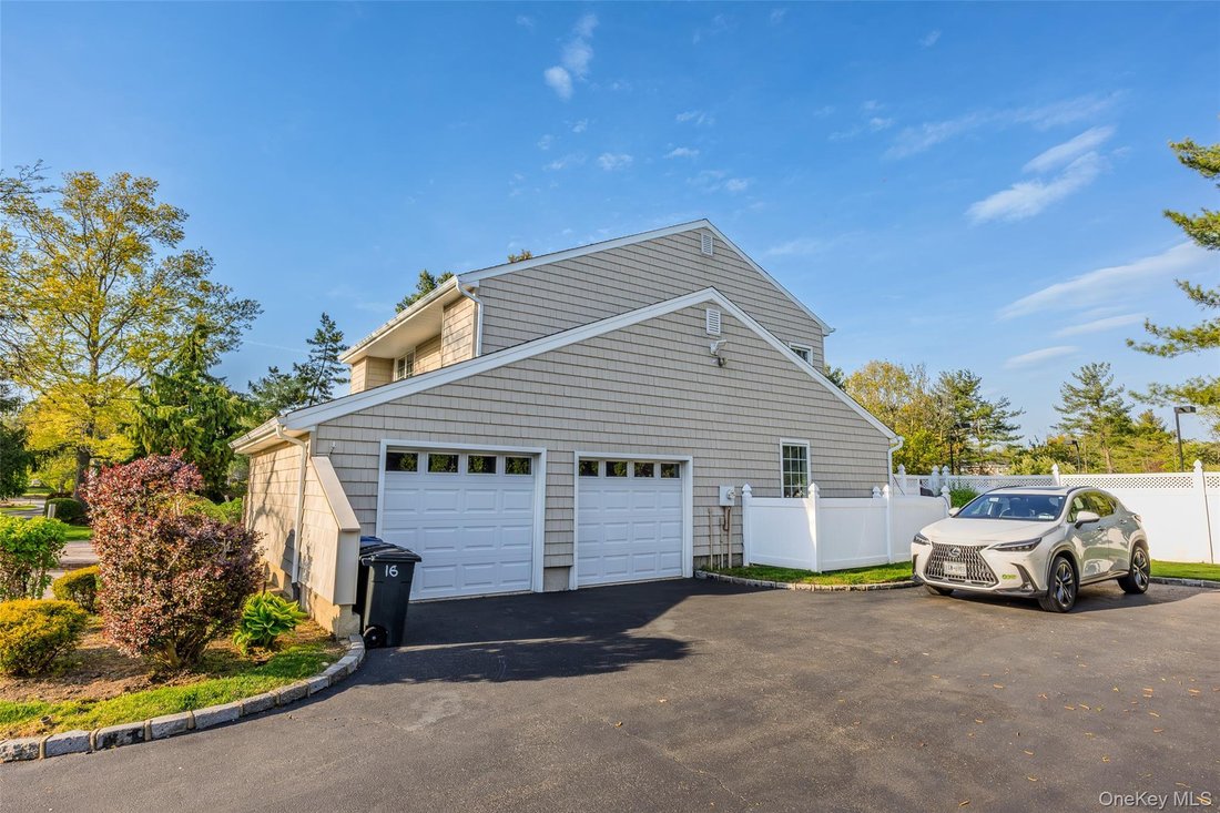 House in Melville, New York, United States 4 - 17913373