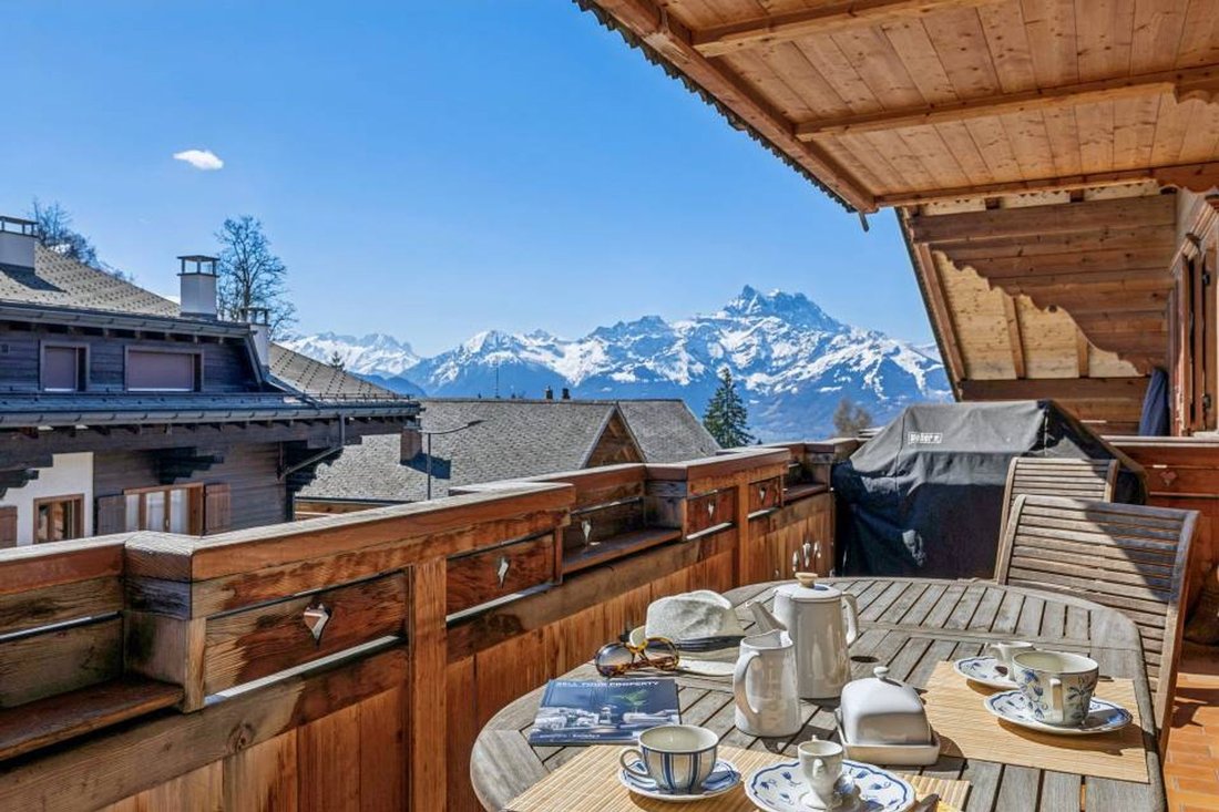 Villars, Prime Location 3.5p With Cachet, Large Balcony, Lovely View And Parking