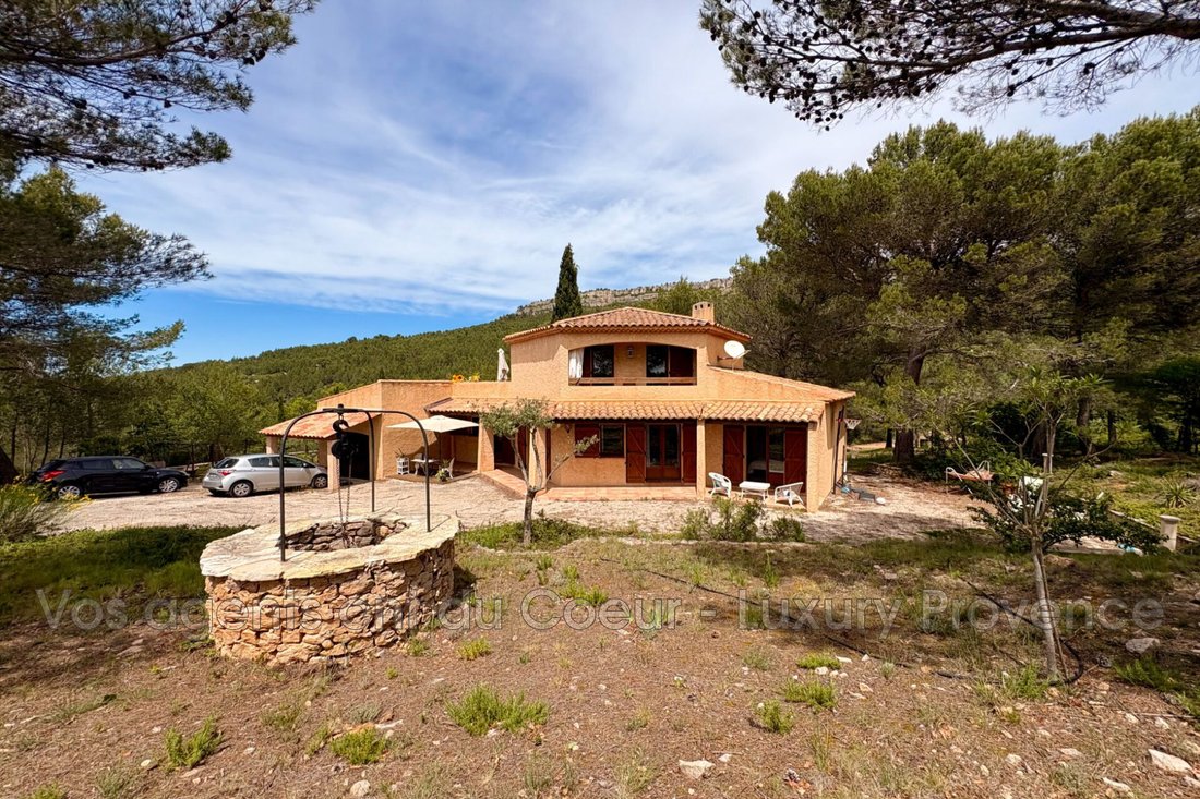 Villa in Châteauneuf-le-Rouge, Provence-Alpes-Côte d'Azur, France 1 - 17914493