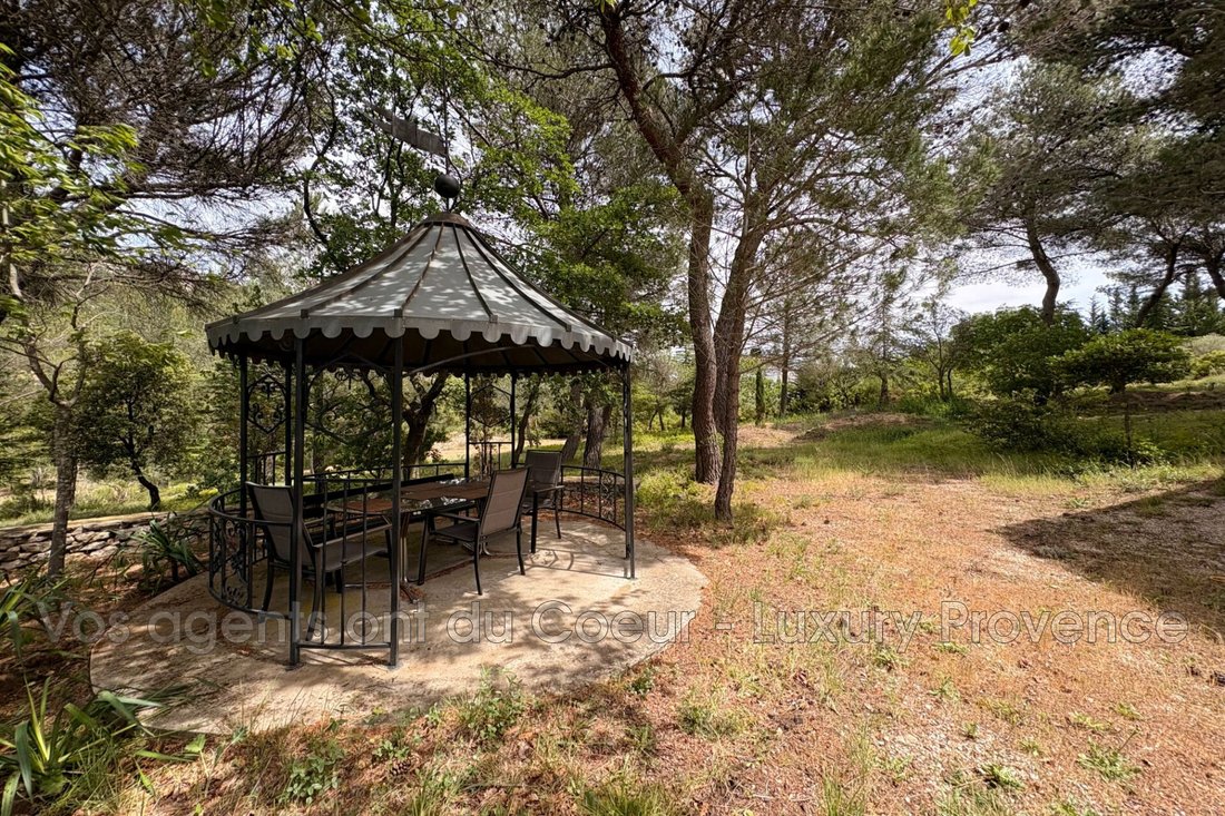 Villa in Châteauneuf-le-Rouge, Provence-Alpes-Côte d'Azur, France 2 - 17914493
