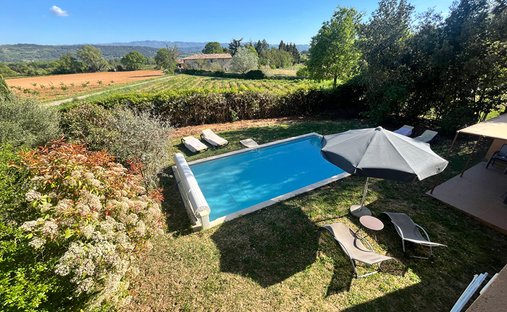 House in Saint-Saturnin-lès-Apt, Provence-Alpes-Côte d'Azur, France 1