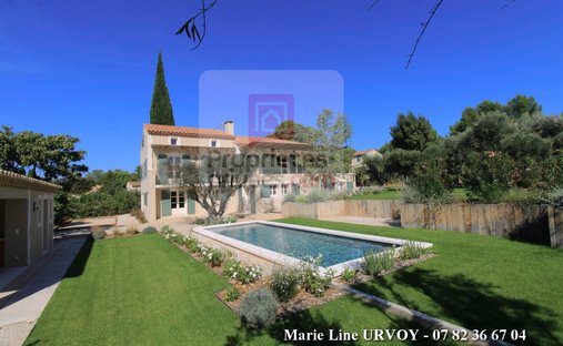 Villa in Paradou, Provence-Alpes-Côte d'Azur, France 1
