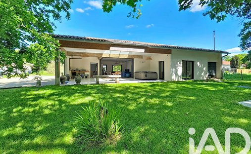 House in Saint-Aubin-de-Medoc, Nouvelle-Aquitaine, France 1