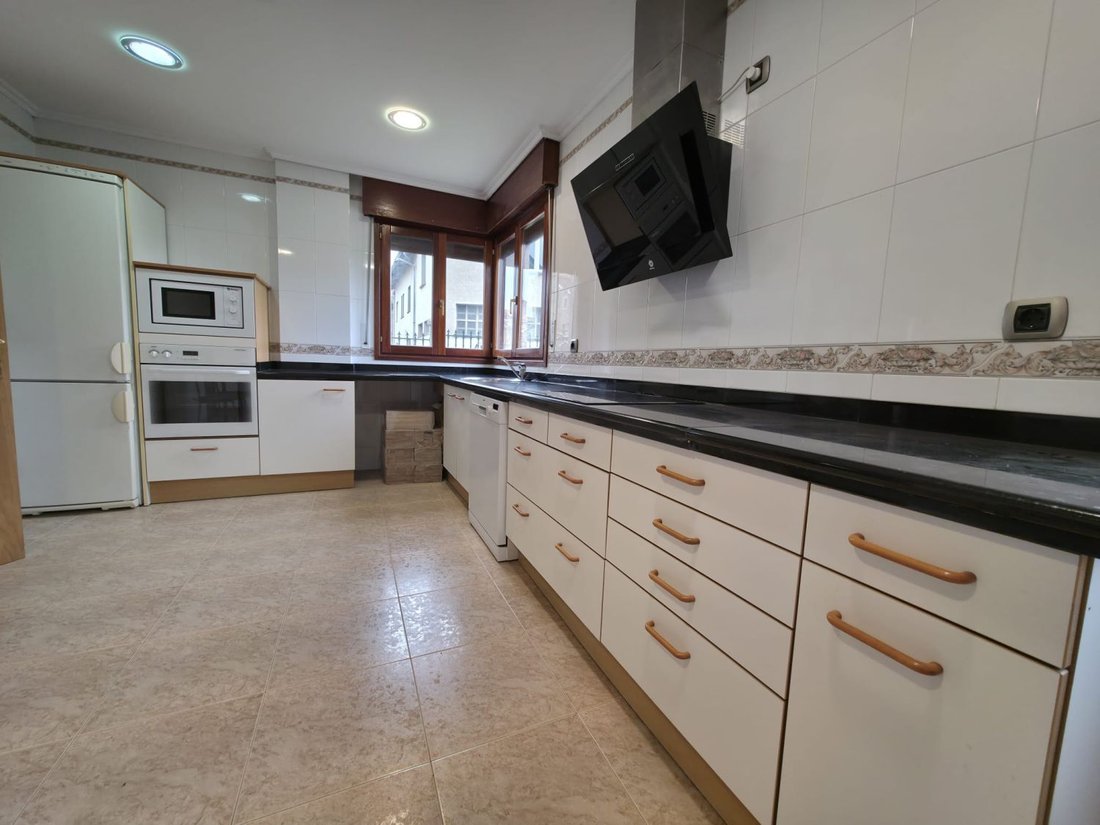 Chalet in Gamarra Mayor / Gamarra Nagusia, Vitoria-Gasteiz, Spain 3 - 17517221