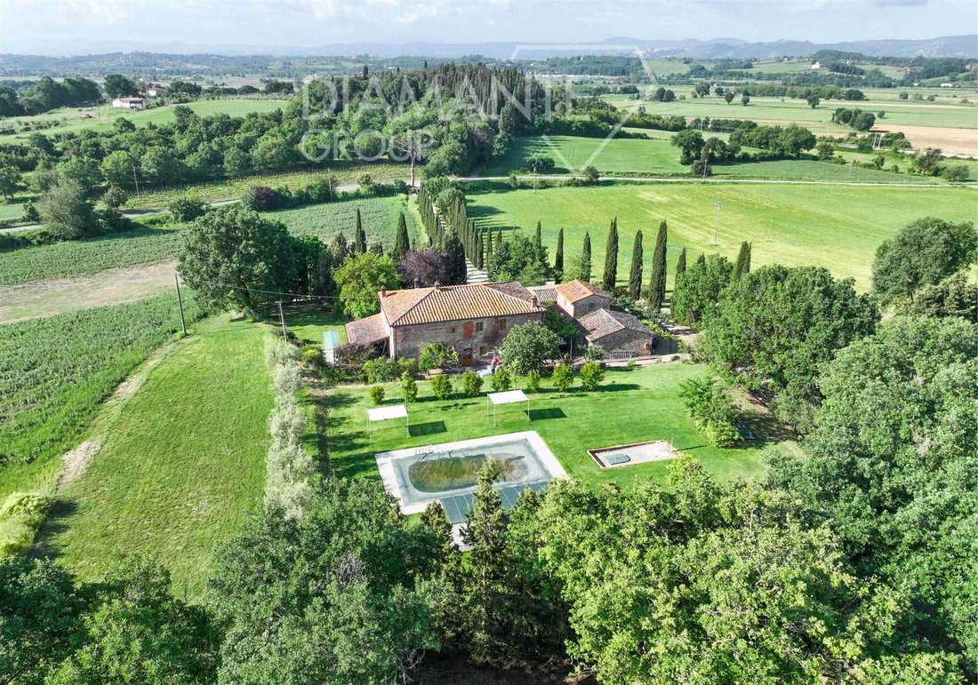 Farm Ranch in Foiano della Chiana, Tuscany, Italy 2 - 17361631